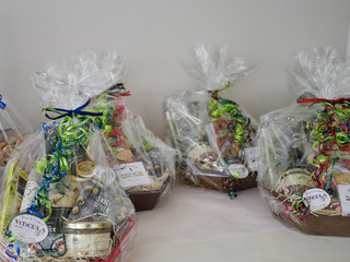 Blick auf mehrere geschmückte Geschenkkörbe in transparenter Folie bei der Wiedereröffnung der Tagespflegestätte für ältere Menschen im Immanuel Seniorenzentrum Kläre Weist in Petershagen Blick auf mehrere geschmückte Geschenkkörbe in transparenter Folie bei der Wiedereröffnung der Tagespflegestätte für ältere Menschen im Immanuel Seniorenzentrum Kläre Weist in Petershagen