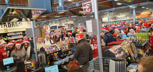 Volle Gänge im Supermarkt