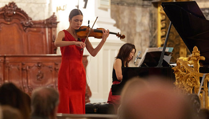 Eine Geigenspielerin musiziert mit ihrer Geige im Kirchensaal beim 10. Herzbrücke-Benefizkonzert im Hamburger „Michel“ der Albertinen-Stiftung. Eine Geigenspielerin musiziert mit ihrer Geige im Kirchensaal beim 10. Herzbrücke-Benefizkonzert im Hamburger „Michel“ der Albertinen-Stiftung.