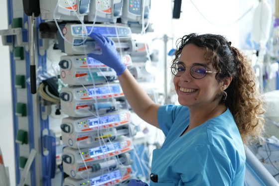 Eine Pflegerin an medizinischen Geräten blickt in die Kamera auf der Intensivstation im Albertinen Krankenhaus in Hamburg-Schnelsen