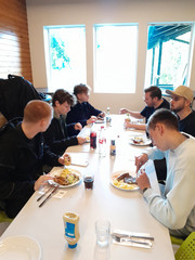 Auszubildende sitzen an einem Tisch und essen