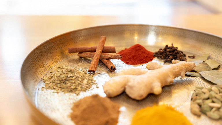 Schale mit verschiedenen ayurvedischen Gewürzen - Weltdiabetestag - Immanuel Ayurveda Zentrum Schale mit verschiedenen ayurvedischen Gewürzen - Weltdiabetestag - Immanuel Ayurveda Zentrum