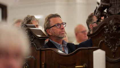 Zuschauer sitzen in den Besucherreihen im Kirchensaal beim 10. Herzbrücke-Benefizkonzert im Hamburger „Michel“ der Albertinen-Stiftung. Zuschauer sitzen in den Besucherreihen im Kirchensaal beim 10. Herzbrücke-Benefizkonzert im Hamburger „Michel“ der Albertinen-Stiftung.