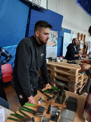 Auszubildender Joel Keibel am Messestand von Werkstück