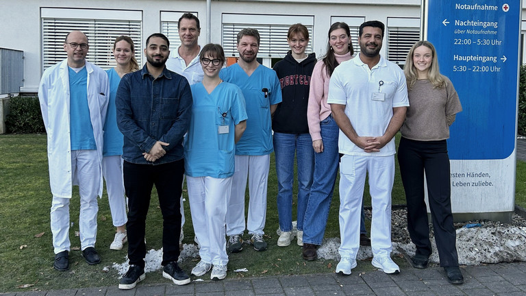 Prof Dr. Ernst von Dobschütz, Ärztlicher Direktor (links) mit den neuen Ärztinnen und Ärzten beim Einführungstag im Evangelischen Amalie Sieveking Krankenhaus