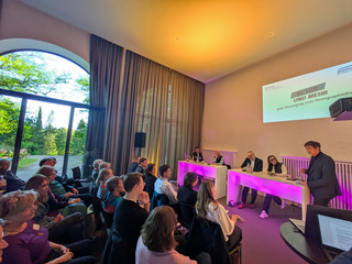 Moderator Lorenz Maroldt stellt die Themen des Live-Podcasts vor