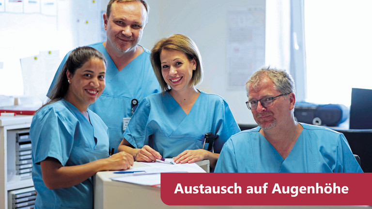 Vier medizinische Mitarbeitende stehen an einem Tresen, arbeiten im Albertinen Krankenhaus, arbeiten in der Pflege oder als Hebamme im Krankenhaus, Veranstaltung Personalgewinnung, Albertinen Krankenhaus, Hamburg-Schnelsen
