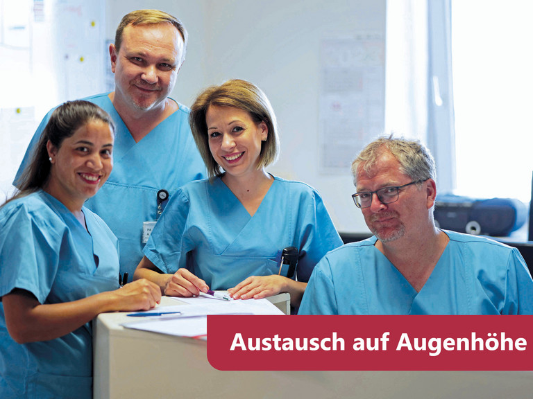 Vier medizinische Mitarbeitende stehen an einem Tresen, arbeiten im Albertinen Krankenhaus, arbeiten in der Pflege oder als Hebamme im Krankenhaus, Veranstaltung Personalgewinnung, Albertinen Krankenhaus, Hamburg-Schnelsen