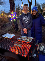 Zwei Personen stehen am Wurstgrill,  Veranstaltung im Hospiz, Weihnachtsmarkt für Mitarbeitende und Gäste im Hospiz, Diakonie Hospiz Wannsee, Berlin-Wannsee