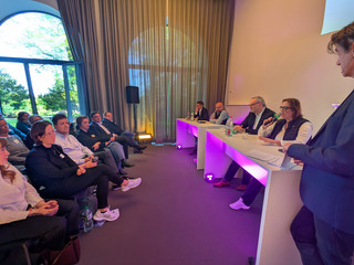 Panel-Teilnehmende und Publikum