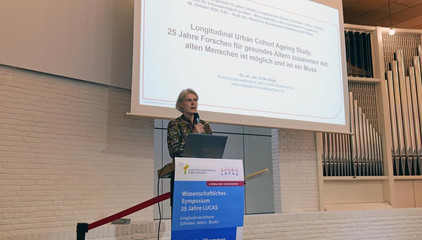Studienleiterin Dr. Ulrike Dapp steht am Rednerpult vor einer Projektionsleinwand bei der Jubiläumsveranstaltung mit Symposium und einer Dankesveranstaltung zum 25-jährige Bestehen der LUCAS Langzeit-Kohortenstudie im Hamburger Albertinen Haus und Kirche am Albertinen Krankenhaus. Studienleiterin Dr. Ulrike Dapp steht am Rednerpult vor einer Projektionsleinwand bei der Jubiläumsveranstaltung mit Symposium und einer Dankesveranstaltung zum 25-jährige Bestehen der LUCAS Langzeit-Kohortenstudie im Hamburger Albertinen Haus und Kirche am Albertinen Krankenhaus.