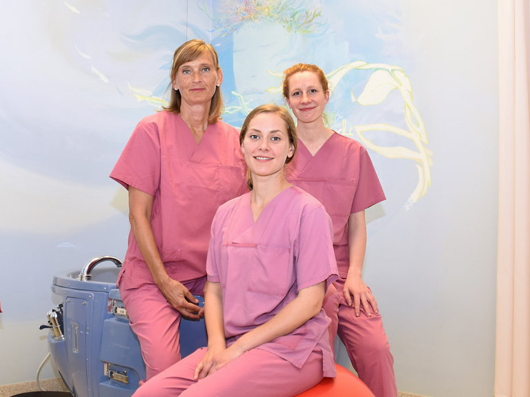 Drei Hebammen in einem Kreißsaal im Albertinen Krankenhaus in Hamburg-Schnelsen