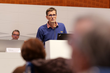 Dr. med. Fabian Paul steht am Rednerpult und hält einen Vortrag beim 2. Norderstedter Herz- und Gefäßtag mit dem Albertinen Herz- und Gefäßzentrum Hamburg im Norderstedter Rathaus Dr. med. Fabian Paul steht am Rednerpult und hält einen Vortrag beim 2. Norderstedter Herz- und Gefäßtag mit dem Albertinen Herz- und Gefäßzentrum Hamburg im Norderstedter Rathaus
