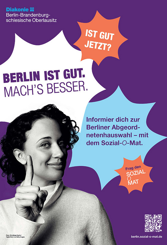 Das Plakat zum Sozial-O-Mat des Diakonischen Werks Berlin-Brandenburg-schlesische Oberlausitz, eine Frau hebt vor lilanem Hintergrund den Finger und weist auf das Angebot zur Berliner Abgeordnetenhauswahl hin, mittels eines QR-Codes am rechten unteren Bildrand wird zum Angebot geleitet
