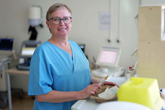 Eine Pflegerin im Stationszimmer der Kardiologischen Funktionsdiagnostik blickt in die Kamera im Albertinen Krankenhaus in Hamburg-Schnelsen