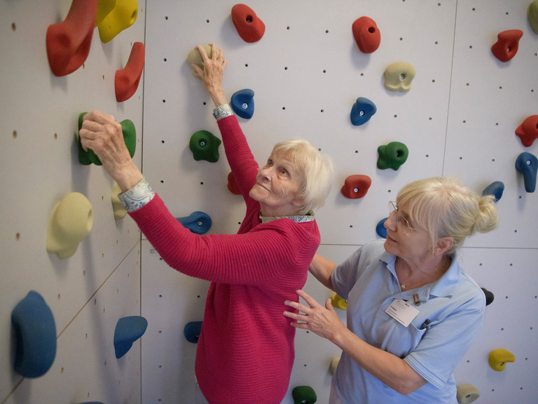 Bewohnerin einer Pflegeeinrichtung trainiert mit therapeutischer Unterstützung ihre Mobilität im Rahmen des Pilotprojekts SGB Reha im Albertinen Haus Hamburg. Bewohnerin einer Pflegeeinrichtung trainiert mit therapeutischer Unterstützung ihre Mobilität im Rahmen des Pilotprojekts SGB Reha im Albertinen Haus Hamburg.