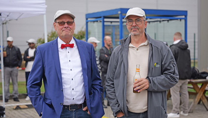 Zwei Mitarbeitende stehen vor dem Festzelt und blicken in die Kamera bei der Jubiläumsfeier 20 Jahre Albertinen Services Hamburg ASH in Rellingen. Zwei Mitarbeitende stehen vor dem Festzelt und blicken in die Kamera bei der Jubiläumsfeier 20 Jahre Albertinen Services Hamburg ASH in Rellingen.