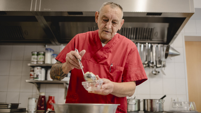 Koch Alfons Lauser aus dem Immanuel Seniorenzentrum kläre Weist bei seiner täglichen Arbeit Koch Alfons Lauser aus dem Immanuel Seniorenzentrum kläre Weist bei seiner täglichen Arbeit