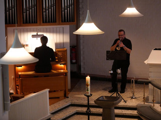 Organist Matthias Berges und Trompeter Boris Havkin musizieren gemeinsam beim Sommerkonzert in der St. Michaelskapelle