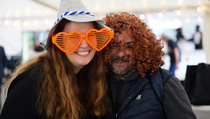 Zwei Mitarbeitende mit Hut, Perücke und bunter Faschingsbrille blicken in die Kamera bei der Jubiläumsfeier 20 Jahre Albertinen Services Hamburg ASH in Rellingen. Zwei Mitarbeitende mit Hut, Perücke und bunter Faschingsbrille blicken in die Kamera bei der Jubiläumsfeier 20 Jahre Albertinen Services Hamburg ASH in Rellingen.