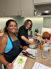 Zwei internationale Pflegekräfte kochen zusammen in der Küche, Internationales Recruiting, Integration, Albertinen Krankenhaus, Hamburg Zwei internationale Pflegekräfte kochen zusammen in der Küche, Internationales Recruiting, Integration, Albertinen Krankenhaus, Hamburg