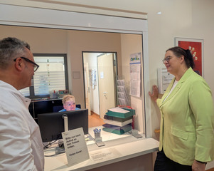 Ellen Haußdörfer und Dr. Udo Schneider im Gespräch am Tresen auf Station Ellen Haußdörfer und Dr. Udo Schneider im Gespräch am Tresen auf Station