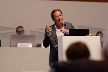 Dr. Ralf Bader, Leitender Oberarzt in der Herzchirurgie, steht am Rednerpult und hält seinen Vortrag beim 2. Norderstedter Herz- und Gefäßtag mit dem Albertinen Herz- und Gefäßzentrum Hamburg im Norderstedter Rathaus Dr. Ralf Bader, Leitender Oberarzt in der Herzchirurgie, steht am Rednerpult und hält seinen Vortrag beim 2. Norderstedter Herz- und Gefäßtag mit dem Albertinen Herz- und Gefäßzentrum Hamburg im Norderstedter Rathaus