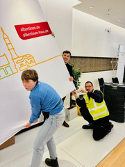 Team des Albertinen Krankenhauses baut Messestand beim Springer Gesundheitspflege-Kongress 2025 auf