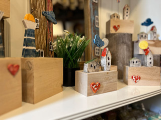  handgefertigte Objekte aus Holz und/oder Ton im Laden