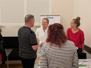 Dr. med. Katja Warnecke im Gespräch mit drei Personen am stand der Rheuma-Liga Dr. med. Katja Warnecke im Gespräch mit drei Personen am stand der Rheuma-Liga