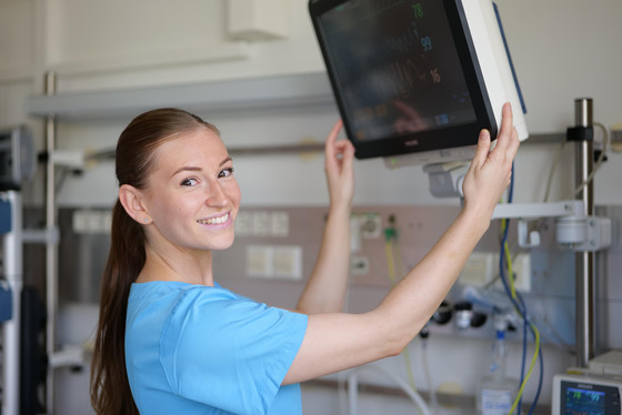 Pflegerin der Stroke Unit kontrolliert einen Monitor mit Patientendaten in der Klinik für Neurologie und Neurologische Frührehabilitation im Albertinen Krankenhaus in Hamburg-Schnelsen