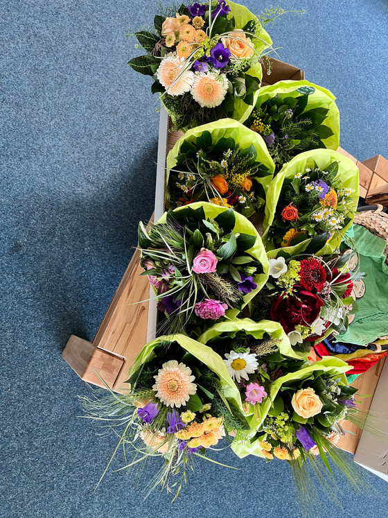 Blick von oben auf die Blumensträuße