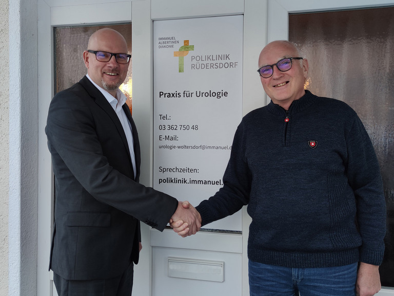 Geschäftsführer Frank Volkmer mit Dr. med. Burkhard Schulz vor der urologischen Praxis Woltersdorf