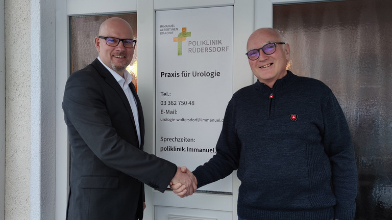 Geschäftsführer Frank Volkmer mit Dr. med. Burkhard Schulz vor der urologischen Praxis Woltersdorf Geschäftsführer Frank Volkmer mit Dr. med. Burkhard Schulz vor der urologischen Praxis Woltersdorf