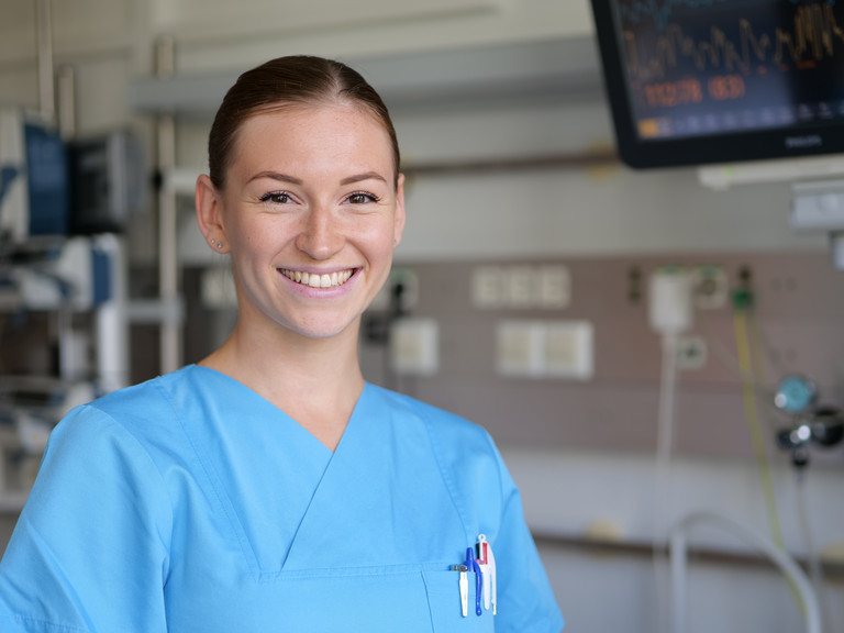  Eine Pflegefachkraft vor einem Monitor lächelt in die Kamera für das Job-Speed-Dating im Albertinen Krankenhaus in Hamburg-Schnelsen