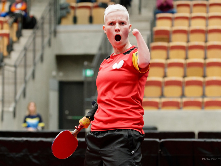 Para-Tischtennis-Athletin Stephanie Grebe siegt bei einem Tischtennisturnier