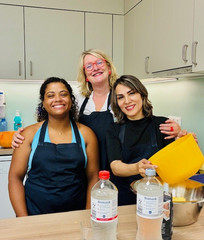 Internationale Pflegekräfte und Projektleiterin Ute Kröplin zusammen in der Küche, Internationales Recruiting, Integration, Albertinen Krankenhaus, Hamburg