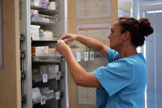 Eine Pflegekraft der Interdisziplinären Wahlleistungsstation wählt Medikamente aus im Albertinen Krankenhaus in Hamburg-Schnelsen