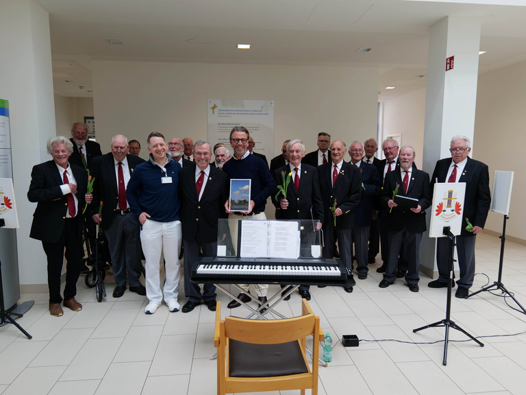 Volkschor Frohsinn aus Seestermühe und Herzpatient Reinhard Gülden nach Dankeskonzert im Albertinen Krankenhaus Hamburg