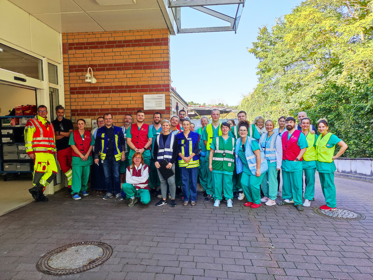 Immanuel Klinikum Bernau - Nachricht - Großangelegte Katastrophenschutzübung - Gruppenbild vor Eingang der ZNA