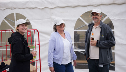 Drei Mitarbeitende mit Jubiläums-Kappen blicken vor dem Festzelt in die Kamera bei der Jubiläumsfeier 20 Jahre Albertinen Services Hamburg ASH in Rellingen. Drei Mitarbeitende mit Jubiläums-Kappen blicken vor dem Festzelt in die Kamera bei der Jubiläumsfeier 20 Jahre Albertinen Services Hamburg ASH in Rellingen.