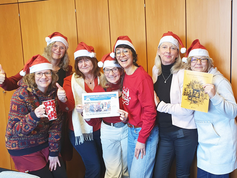 Das Team der Immanuel Beratung Zehdenick mit Weihnachtsmützen