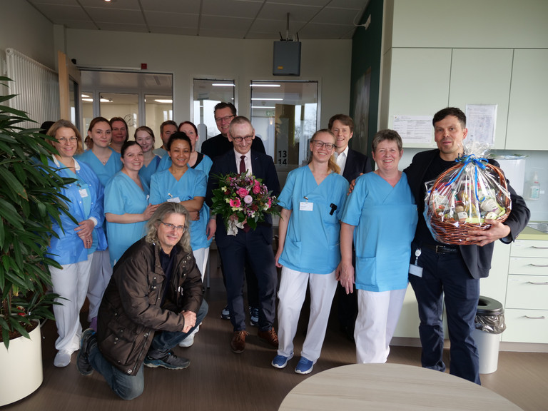 Kirsten Barth erhält zum 45-jährigen Dienstjubiläum im Albertinen Zentrum für Altersmedizin Blumen und Glückwünsche von Kolleginnen und Kollegen. Kirsten Barth erhält zum 45-jährigen Dienstjubiläum im Albertinen Zentrum für Altersmedizin Blumen und Glückwünsche von Kolleginnen und Kollegen.