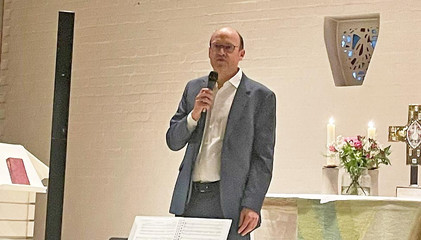 Prof. Dr. med. Ernst von Dobschütz, Ärztlicher Direktor Evangelisches Amalie Sieveking Krankenhaus, begrüßt die Gäste beim Konzert in der St. Michaelskapelle auf dem Gesundheitscampus Volksdorf in Hamburg.