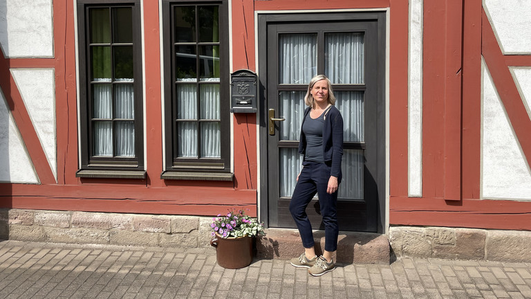 Yvonne Haase, Standortleitung für Soziale Teilhabe und Inklusion, blickt vor dem Immanuel Lebenszentrum in der Aue in Schmalkalden in die Kamera