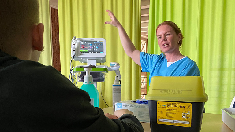 Mitarbeiterin erklärt Medizintechnik und Hygiene im Krankenhaus beim Girls’ and Boys’ Day im Amalie