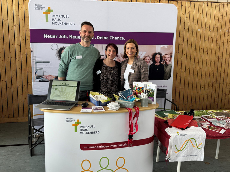 Messestand des Immanuel Haus Molkenberg beim Zukunftsforum LOOK @ YOUR FUTURE am 14.03.2026 im Oberstufenzentrum Fürstenwalde – Mitarbeitende informieren über Heilerziehungspflege und Sozialarbeit und präsentieren Mitmachaktionen wie Alkoholbrille und Kiffer-Quiz