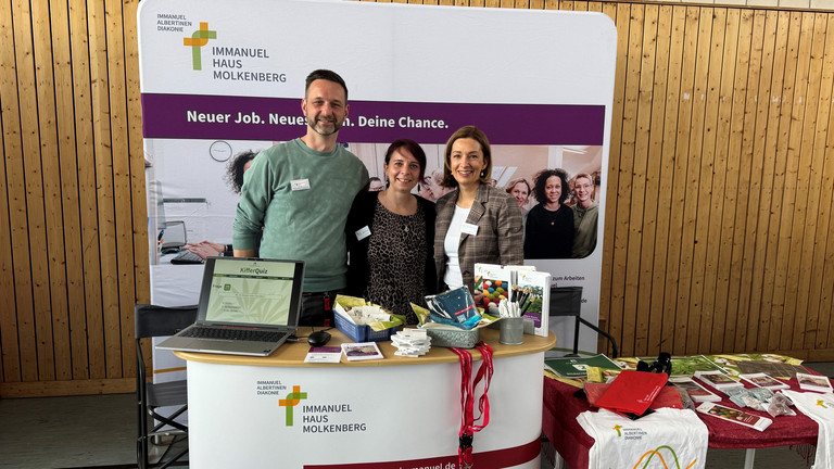 Messestand des Immanuel Haus Molkenberg beim Zukunftsforum LOOK @ YOUR FUTURE am 14.03.2026 im Oberstufenzentrum Fürstenwalde – Mitarbeitende informieren über Heilerziehungspflege und Sozialarbeit und präsentieren Mitmachaktionen wie Alkoholbrille und Kiffer-Quiz