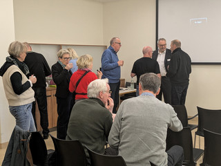 Seniorenstudierende im Gespräch mit Geschäftsführer Roy J. Noack Seniorenstudierende im Gespräch mit Geschäftsführer Roy J. Noack