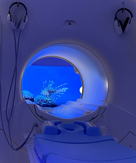 Blick in die blau erleuchtete Röhre des neuen MRT-Systems Philips Ingenia Ambition X im Immanuel Albertinen Zentrum für Radiologie am Standort Amalie Sieveking Krankenhaus in Hamburg-Volksdorf mit einer Meeresprojektion Blick in die blau erleuchtete Röhre des neuen MRT-Systems Philips Ingenia Ambition X im Immanuel Albertinen Zentrum für Radiologie am Standort Amalie Sieveking Krankenhaus in Hamburg-Volksdorf mit einer Meeresprojektion